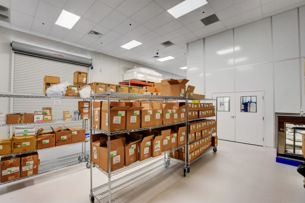 7 Key Advantages of Modular Aerospace Cleanrooms A modular cleanroom space.