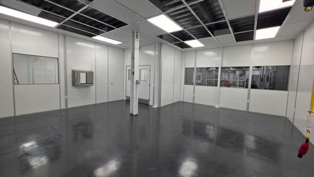 Buffer Room vs Anteroom: What’s the Difference? Modular cleanroom interior by Allied Cleanrooms with pass-through chamber and wall windows.